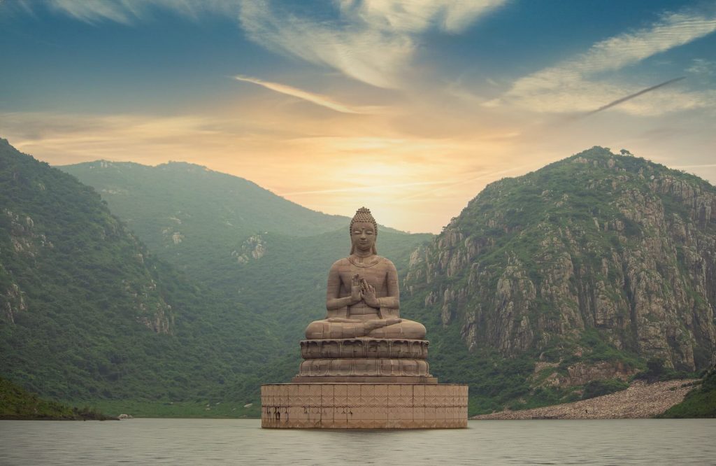 Statue de Bouddha rayonnant de tranquillité